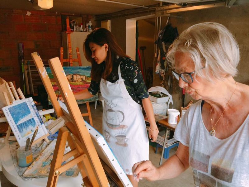  Khánh học vẽ tranh cùng bà ngoại của chồng 